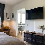 Urban Jungle Apartment In Kassel + Netflix